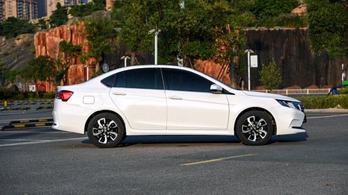 全系獨懸四輪碟剎，東南A5翼舞產品力解析，舞動同級新標桿？